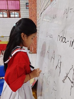 Putri Si Guru Honor pun ikut bersekolah di Paud Rumah Belajar Covenant