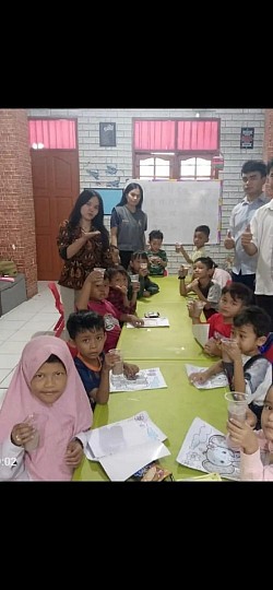 Menikmati Susu bersama dengan teman-teman donasi dari orang baik