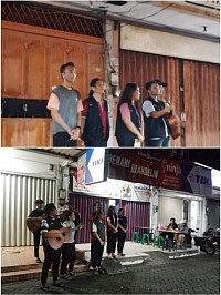 Relawan Guru Rumah Belajar turun ke jalan bernyanyi menghibur para tamu pedagang kaki lima dan pejalan kaki untuk dapat mengumpulkan kepingan rupiah guna membantu oprasional sekolah